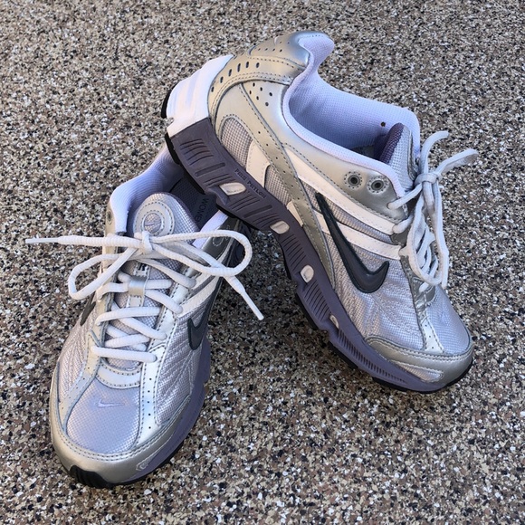 Nike Shoes - GUC Women’s Nike Air Running Shoe Sz 7.5 Dual D